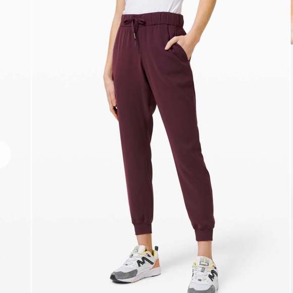 Lululemon Woven On the Fly Jogger in Cassis - Picture 2 of 8